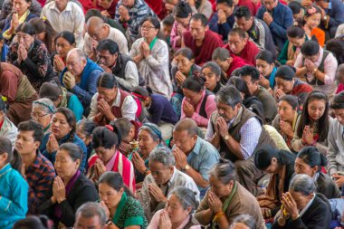 Dharamsala, Hindistan - 6 Haziran 2017: Rahipler ve Tibet halkının öğretileri onun yurdunda Dharamsala, Hindistan vererek onun kutsallık 14 Dalai Lama Tenzin Gyatso dinlerken.