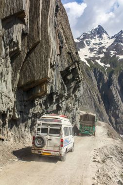 Kargil, Hindistan - 17 Haziran 2017: Srinagar, Jammu ve Keşmir, Hindistan Kargil arasındaki Zojila geçişte trafik