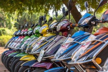 Bagan, Myanmar - 13 Ekim 2016: E-Bisiklet Bagan, Myanmar, Kiralık. Bagan Merkezi Burma'daki dünyanın en büyük arkeolojik sitelerinden biri.