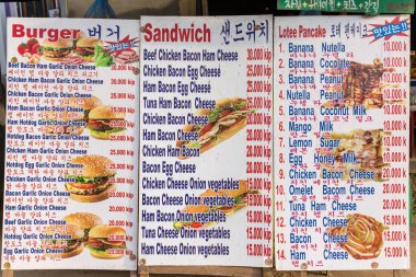 Vang Vieng, Laos - 19 Ocak 2017: Küçük açık kafede Vang Vieng, Laos