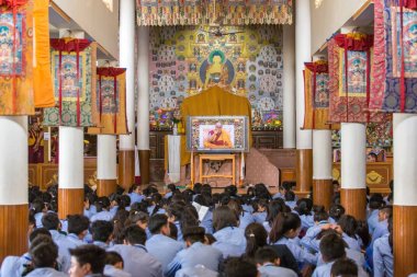 Dharamsala, Hindistan - 6 Haziran 2017: onun kutsallık 14 Dalai Lama Tenzin Gyatso öğretileri onun yurdunda Dharamsala, Hindistan vererek dinlerken Tibet Öğrenciler.