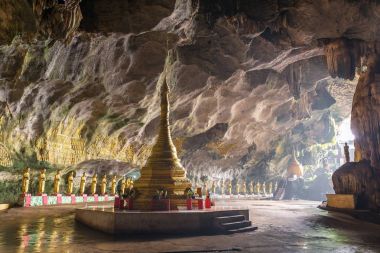 Budistler tapınak Saddar mağarada Hpa-an Myanmar