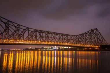 Howrah bridge - Kolkata, Hindistan gece boyunca Hooghly nehrinde tarihi kapanır köprü prensibine göre