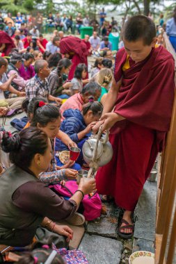 Dharamsala, Hindistan - 7 Haziran 2017: Budist keşiş hizmet Tibet çay dinleyici sırasında kutsal 14 Dalai Lama Tenzin Gyatso öğretileri onun yurdunda Dharamsala, Hindistan.