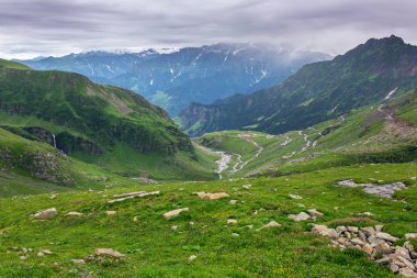Güzel yeşil vadi, Himachal Pradesh, Hindistan Rohtang geçidinde üzerinden görüntülemek