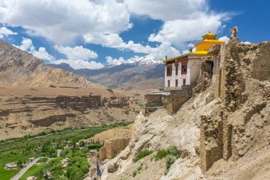 Güzel Ladakh yatay, bir Budist manastır ve Yeşil Vadi durumda Mulbek, Jammu ve Keşmir, Hindistan