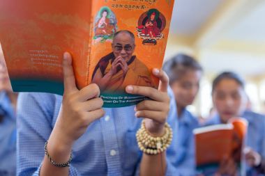 Dharamsala, Hindistan - 6 Haziran 2017: onun kutsallık 14 Dalai Lama Tenzin Gyatso öğretileri onun yurdunda Dharamsala, Hindistan vererek dinlerken Tibet Öğrenciler.