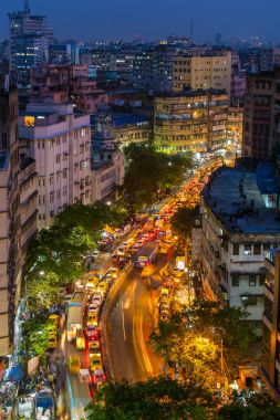 Kolkata, Hindistan - 13 Nisan 2017: şehir merkezinde kalabalık sokakta geç akşam çekimde bulanık Kolkata şehir trafik.