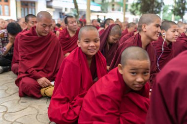 Dharamsala, Hindistan - 6 Haziran 2017: Rahipler ve Tibet halkının öğretileri onun yurdunda Dharamsala, Hindistan vererek onun kutsallık 14 Dalai Lama Tenzin Gyatso dinlerken.