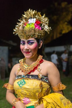 Ubud, Endonezya - 29 Ağustos 2016: Güzel Balili kadın danslar geleneksel bir Kecak ateşi dans törenle Hindu tapınağı.
