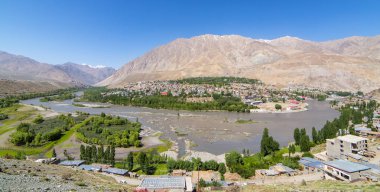 Üstten Görünüm Indus Nehri ve Kargil şehir vadi Ladakh, Jammu ve Keşmir, Hindistan. Büyük panorama