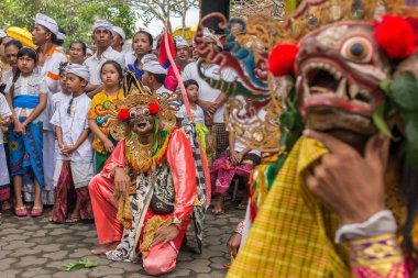 Bali, Endonezya - 17 Eylül 2016: tanımlanamayan Bali insanlar Ubud, Bali Galungan kutlama sırasında geleneksel maskeli gerçekleştirme