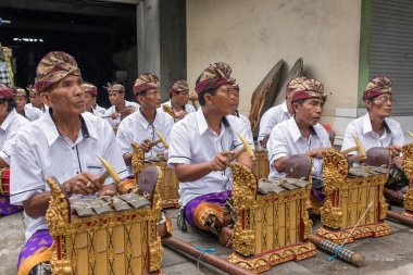 Bali, Endonezya - 17 Eylül 2016: tanımlanamayan Balili erkekler geleneksel Balinese müzik aleti gamelan oynarken.