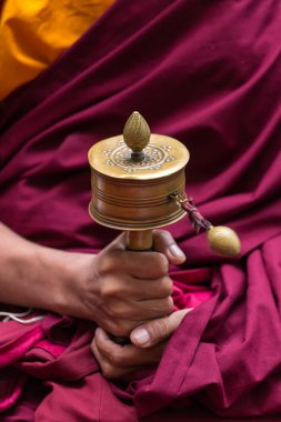 Rahipler eller yakın çekim içinde Tibet dua tekerlek
