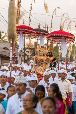 Bali, Endonezya - 8 Eylül 2016: Geleneksel balinese geçit töreni sırasında Galungan kutlama Ubud, Endonezya