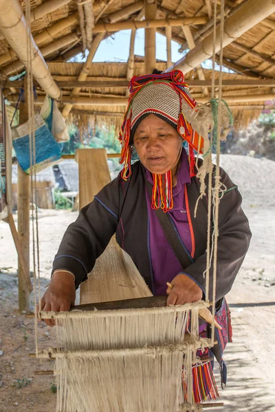 Chiang Rai Thailand February 2017 Akha Woman Weaving Fabrics Traditional — Stock Photo, Image