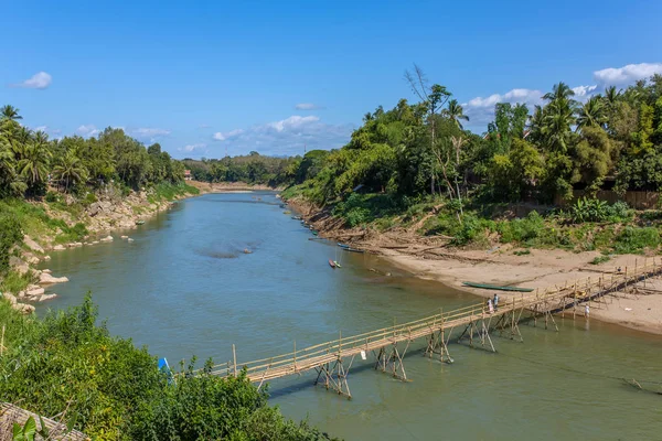 老挝琅勃拉邦的南汗河上的木桥 — 图库照片