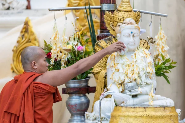 2016年9月27日 缅甸佛教僧侣在仰光的大金塔上浇水佛像祈福 — 图库照片