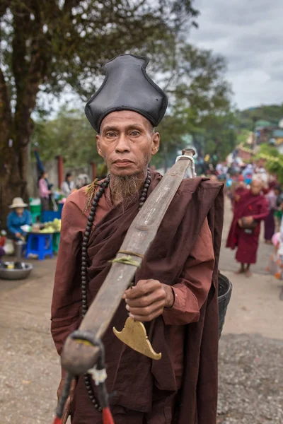 Kyaikhtiyo Myanmar Octobre 2016 Moine Ermite Yati Yathei Recueillant Aumône — Photo