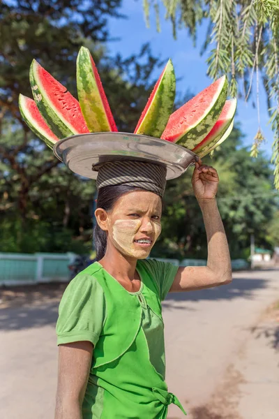 Bagan Myanmar Října 2016 Barmské Žena Nesoucí Deska Meloun Její — Stock fotografie