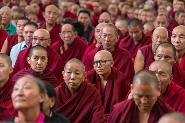 Dharamsala India Junio 2017 Los Monjes Los Tibetanos Escuchan Santidad — Foto de Stock