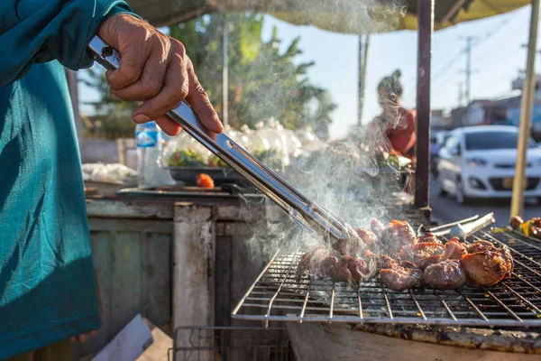ラオスのストリート ベンダーの Vientian ラオスのグリルで肉を揚げる — ストック写真