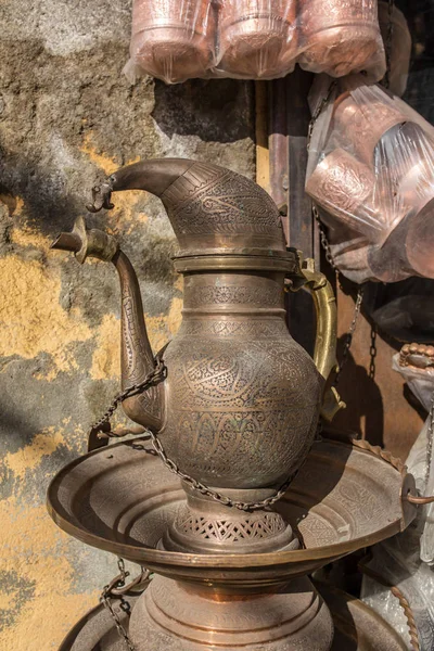 克什米尔的传统克什米尔铜水罐出售 在斯利那加 — 图库照片