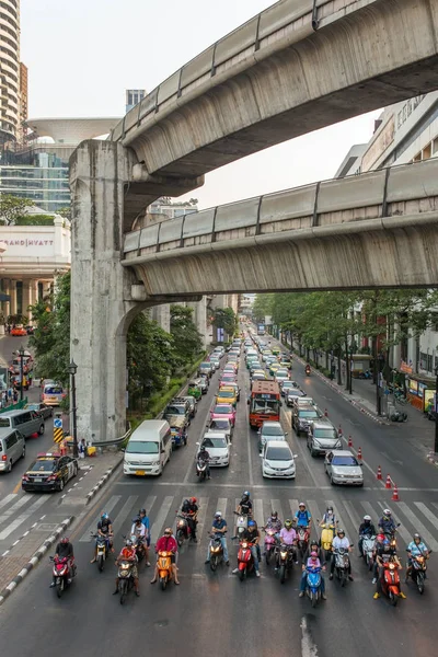 3月8日 2014年3月8日在泰国曼谷 Pathumwan 路口的罗摩 街交通拥堵 Pathumwan 路口是曼谷最繁华的商业区之一 — 图库照片
