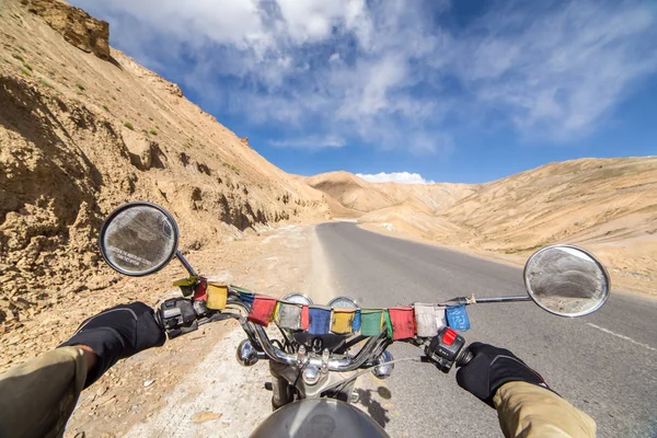 スリナガル レー道路の偉大なヒマラヤ山脈は インド ラダックを通過する高度道路のオートバイ 高貴なエンフィールドのオートバイの舵に手をマンします — ストック写真
