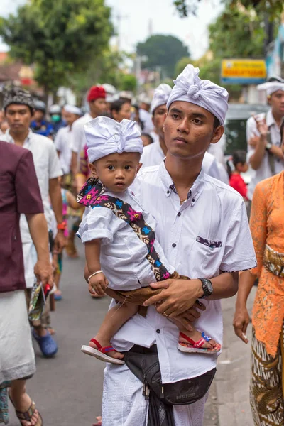 Bali Endonezya Eylül 2016 Bir Çocuk Taşımak Teklifleri Için Tanrılar — Stok fotoğraf