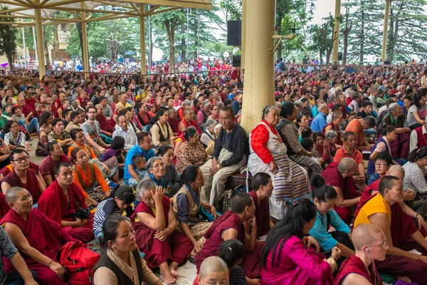 达兰萨拉 2017年6月6日 僧侣和藏族人民听他的圣洁14达赖喇嘛丹嘉措在他的住所在达兰萨拉 印度的教诲 — 图库照片