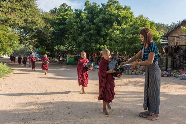 Bagan Myanmar Octubre 2016 Jóvenes Novicios Budistas Caminan Para Recoger —  Fotos de Stock