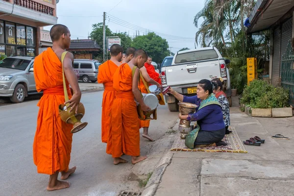 Vang Vieng Laos Janeiro 2017 Monges Budistas Coletando Esmolas Pela — Fotografia de Stock