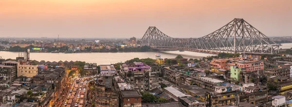 Howrah bridge - Hooghly nehrinde bir günbatımı gökyüzü Kolkata, Hindistan ile tarihi kapanır köprü prensibine göre. Üstten Görünüm, büyük panorama atış.
