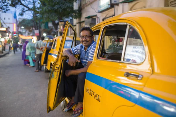 Калькутта Индия Апреля 2017 Года Портрет Индийского Таксиста Своим Старомодным — стоковое фото