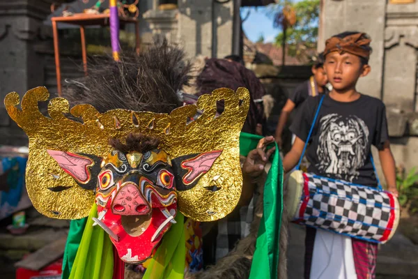 巴厘岛 印度尼西亚 2016年9月6日 巴厘岛的孩子玩 Barong 在巴厘岛乌布的街道上漫步 — 图库照片