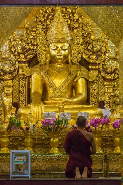 曼德勒 2016年10月1日 佛教僧侣在曼德勒的缅甸寺庙内的佛像前祈祷 — 图库照片