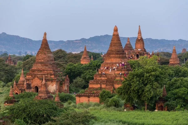 バガン ミャンマーで古代の塔に登って日の出を見てバガン ミャンマー 2016 観光客 — ストック写真