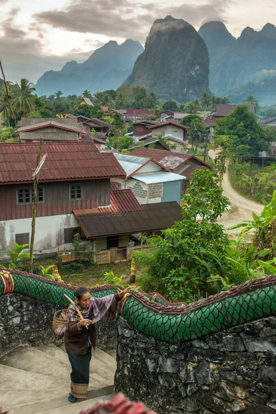 Vang Vieng Laos Januar 2017 Unbekannte Seniorin Betritt Die Tempeltreppe — Stockfoto