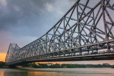 Howrah bridge Hooghly nehrinde sırasında günbatımı Kolkata, Hindistan