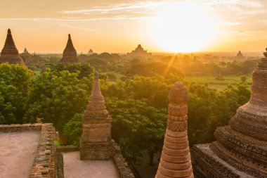 Antik pagodadan Bagan, Myanmar üzerinde güzel gündoğumu