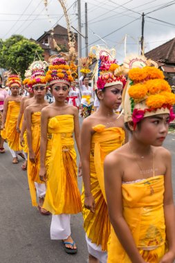 Bali, Endonezya - 17 Eylül 2016: Ubud, Bali Galungan kutlama için hazırlanıyor tanımlanamayan Balili genç sanatçılar.