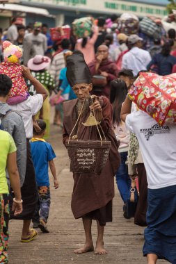 Kyaikhtiyo, Myanmar - 16 Ekim 2016: Yati veya yathei ermiş keşiş sadaka Kyaiktiyo pagoda veya altın rock, Myanmar yakınındaki sokaklarda toplama.