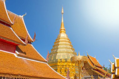 Altın chedi (stupa) ve şemsiye wat phra o DOI suthep Tapınağı, chiang mai, Tayland