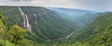 Cherrapunjee: Meghalaya, India. Yedi Kızkardeşler şelaleler Meghalaya, Kuzey-Doğu Hindistan Cherrapunjee town yakınındaki güzel Panoraması. 
