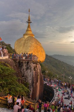 Kyaikhtiyo, Burma - 15 Ekim 2016: Kyaiktiyo pagoda, Myanmar altın rock.