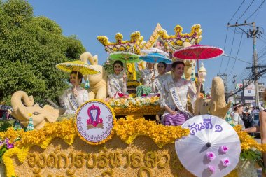 Chiang Mai, Tayland - 4 Şubat 2017: Geçit arabalar yıldönümü Chiang Mai çiçek Festivali açılış töreni 2017 sırasında çok farklı çiçekler ile dekore.