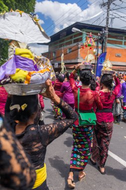 Bali, Endonezya - 20 Ağustos 2016: Tanımlanamayan Balili kadın Ubud, Bali Kraliyet ölü yakma töreni sırasında teklifleri ile