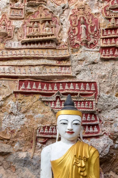 Antiguo Templo Con Estatuas Budas Tallado Religioso Roca Caliza Cueva — Foto de Stock