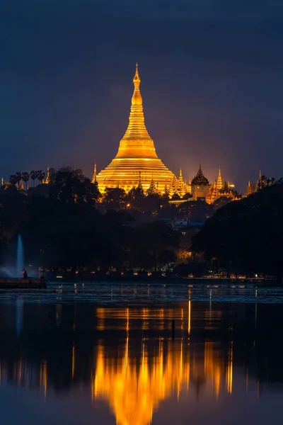 Пагода Шведагон Ночью Янгоне Мьянма — стоковое фото
